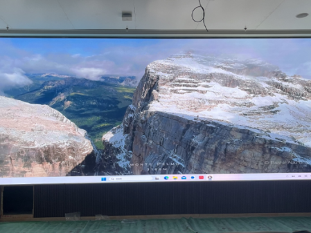 武漢***科技公司會議室屏安裝調(diào)試完畢！ 像素點： 5200??1976 ；尺寸 ：8??3.04