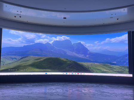 武漢***科技公司弧形屏安裝調(diào)試完畢！? 像素點： 5824??1872； 尺寸： 8.96??2.88