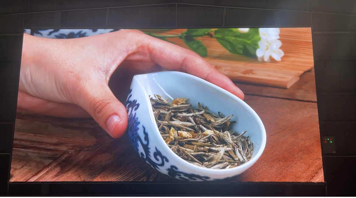 通山縣培訓(xùn)學(xué)校室內(nèi)全彩P2.5安裝完畢   尺寸:8.96X4.64   像素點(diǎn):3584X1856