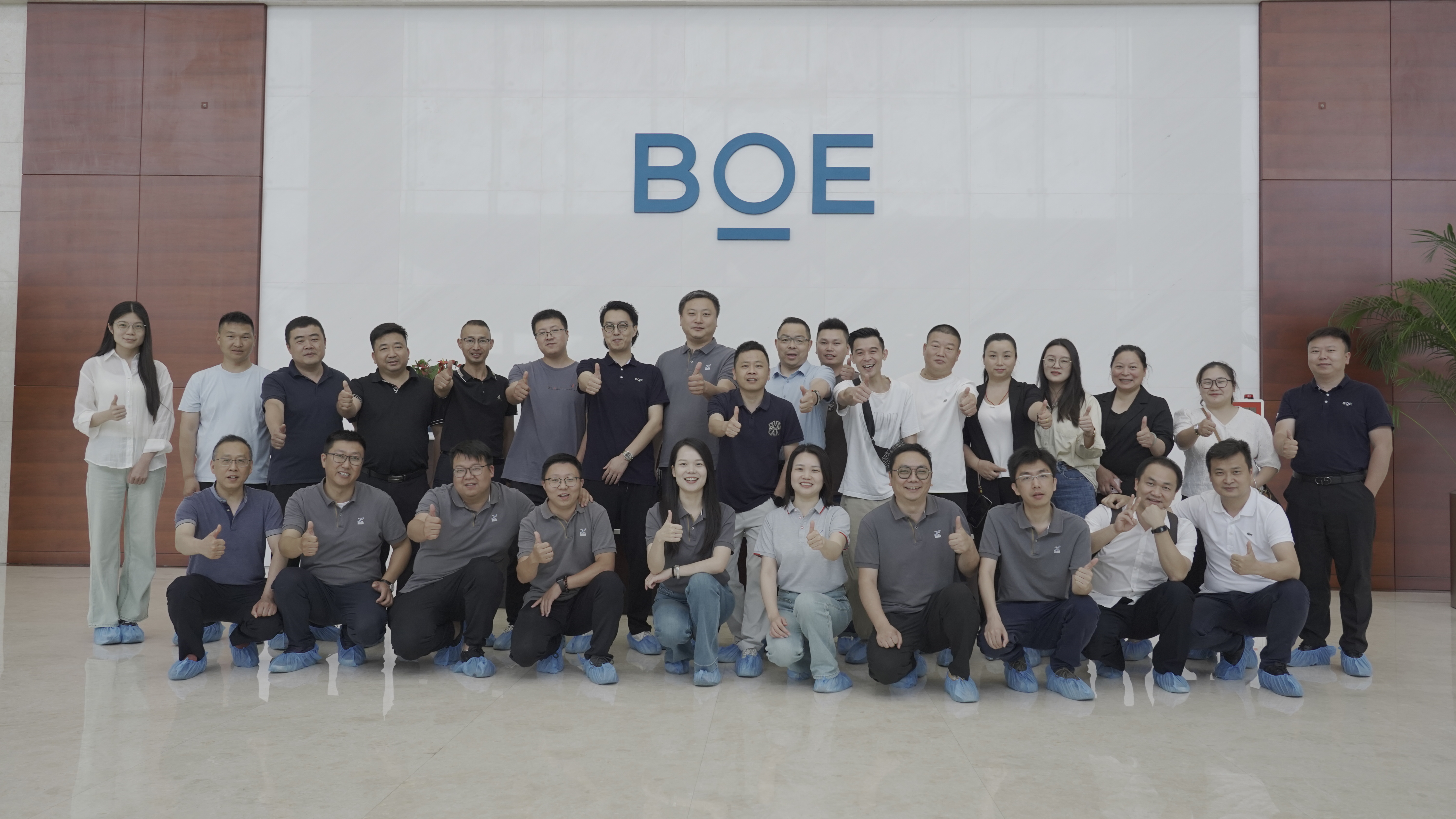 屏聚力量 共啟視界——首批湖北省認(rèn)證經(jīng)銷(xiāo)商簽約活動(dòng)圓滿成功